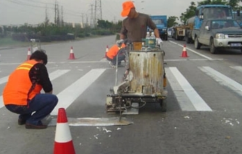 道路中間三種顏色標線：白色、黃色和藍色 各有什么左右